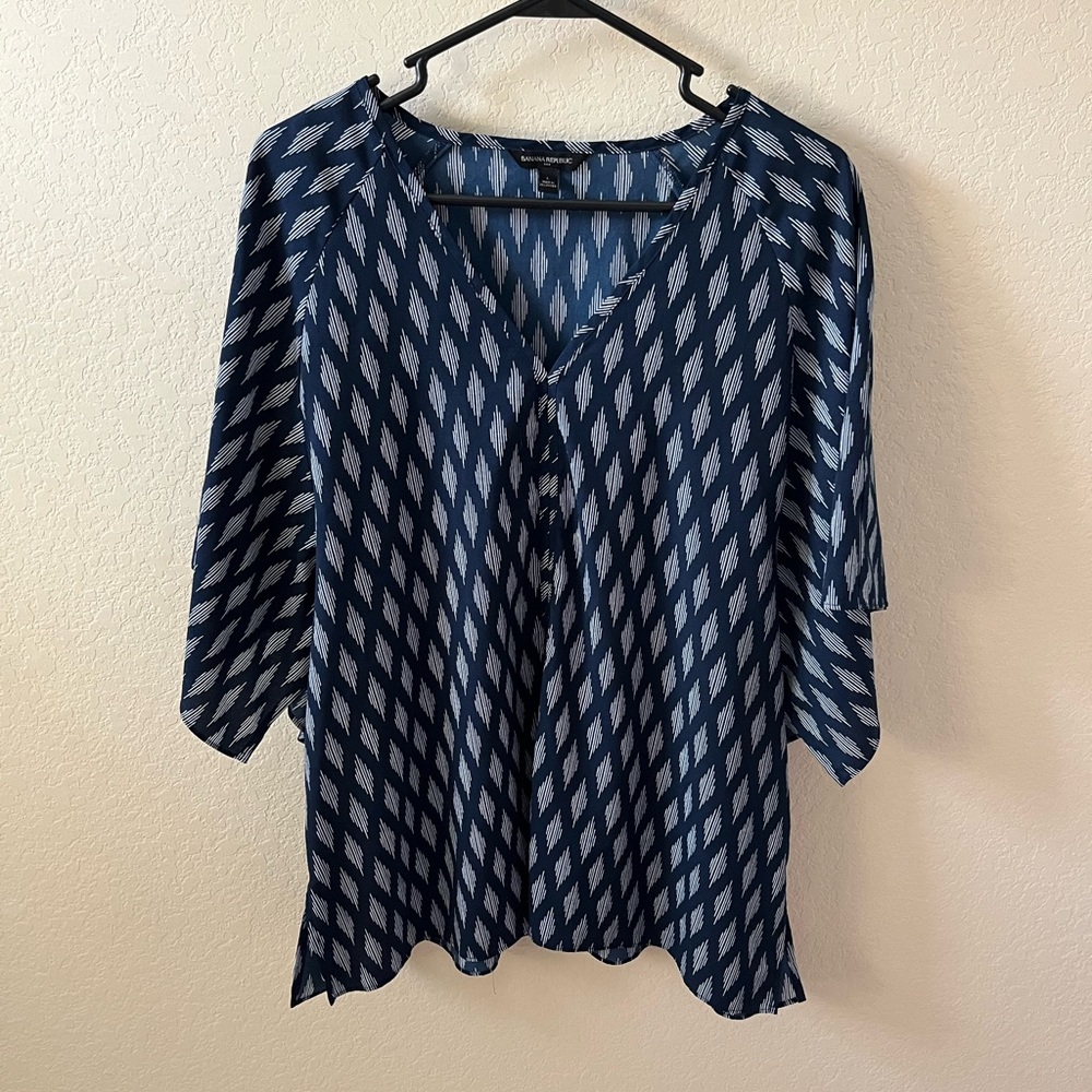 Banana Republic Women’s V-Neck Blouse Size L Navy White Diamond Print Top